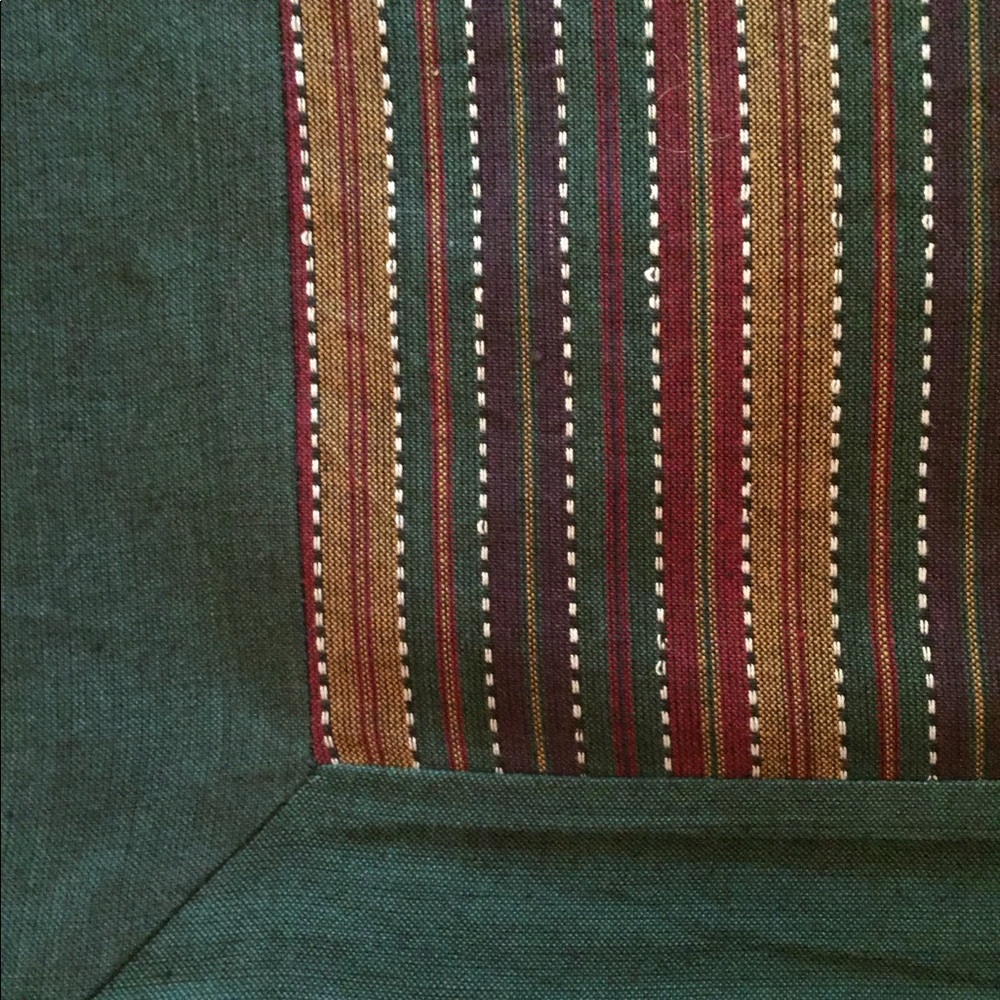 TEN Dark green placements and napkins.
